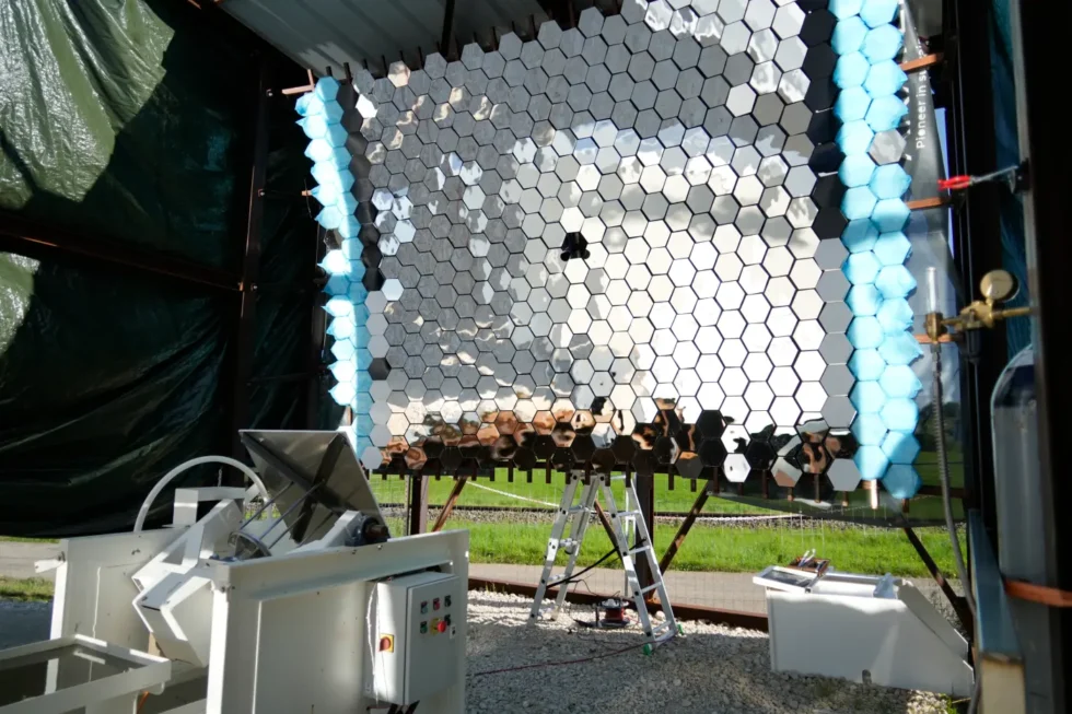 Panatere hat in La Chaux-de-Fonds die ersten zwei Solaröfen zur Herstellung von vollständig recyceltem Stahl eröffnet. Diese CO2-freie Innovation ist ein Meilenstein für die Kreislaufwirtschaft in der Schweiz und produziert bis zu 1.000 Tonnen Solarstahl.