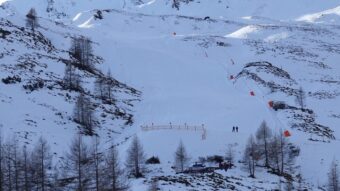 Beim Skitraining am Hintertuxer Gletscher stürzte eine zehnjährige Nachwuchsrennläuferin sechs Meter tief in eine Gletscherspalte, nachdem sie eine Anweisung ignorierte. Aufwendige Rettungsaktion!