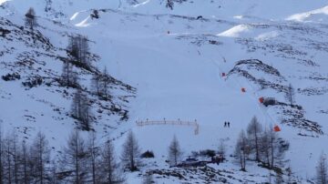 Beim Skitraining am Hintertuxer Gletscher st&uuml;rzte eine zehnj&auml;hrige Nachwuchsrennl&auml;uferin sechs Meter tief in eine Gletscherspalte, nachdem sie eine Anweisung ignorierte. Aufwendige Rettungsaktion!