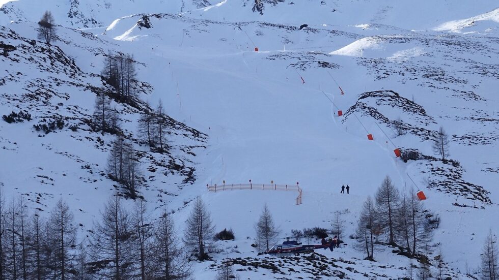 Beim Skitraining am Hintertuxer Gletscher stürzte eine zehnjährige Nachwuchsrennläuferin sechs Meter tief in eine Gletscherspalte, nachdem sie eine Anweisung ignorierte. Aufwendige Rettungsaktion!