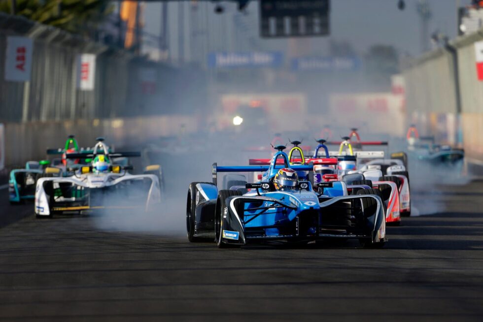 Alle Infos zum Zürich ePrix 2025. Die Formel E kehrt ins Seebecken zurück. Analyse der neuen Gen3-Autos, Favoriten-Check und das komplette Renn-Programm.