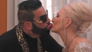 Harald Gl&ouml;&ouml;ckler und D&eacute;sir&eacute;e Nick &uuml;berraschen mit einem Kuss bei Promi Big Brother. Wie es dazu kam, wo man die Show sehen kann und was hinter dem Flirt steckt.