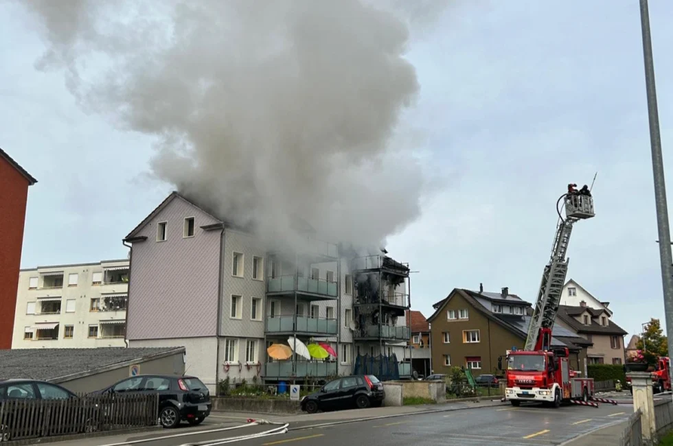 Nach einem Vollbrand in einem Mehrfamilienhaus an der Landquartstrasse in Arbon TG am Sonntag beläuft sich der Sachschaden auf mehrere hunderttausend Franken. Alle Bewohner blieben unverletzt.