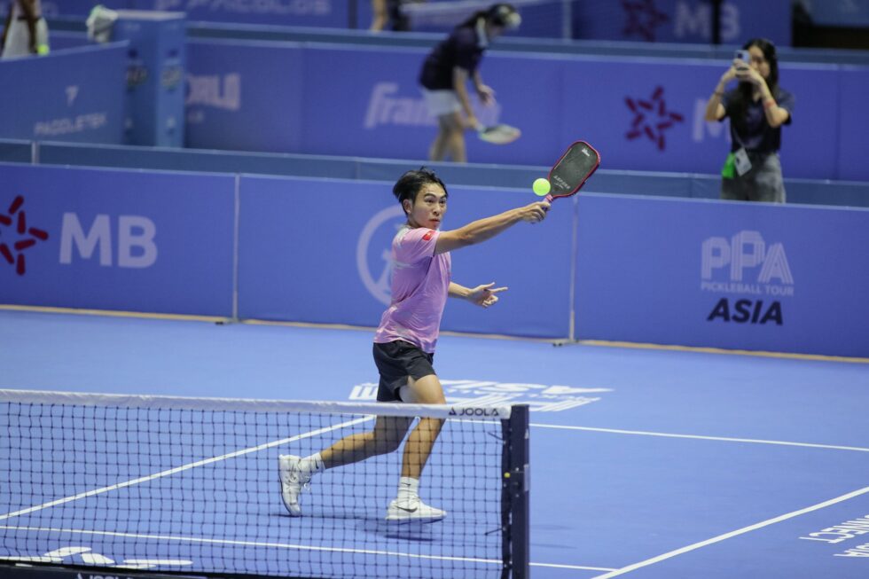 Entdecken Sie, wie Pickleball in der Schweiz zur idealen Balance zwischen Arbeit und Achtsamkeit wird. Tipps zur Sportwahl und die besten Clubs.