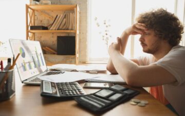 Wenn das Geld für Kredite und Schulden fehlt: Ein Experten-Leitfaden für Sofortmaßnahmen, Umschuldung und Strategien zur Entschuldung, inklusive Tipps für die Schweiz.