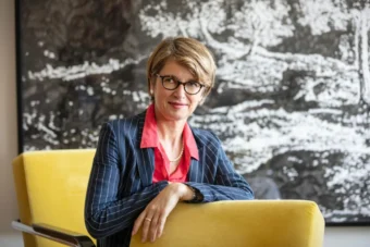 Aktuelle Analysen zur Rolle der Frauen in der Schweizer Politik. Neue Gesetze, kantonale Statistiken und historische Meilensteine auf dem Weg zur Parität.