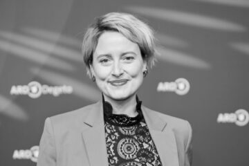 Die Schauspielerin Wanda Perdelwitz, bekannt aus Grossstadtrevier und Tatort, starb mit 41 Jahren nach einem schweren Fahrradunfall in Hamburg.