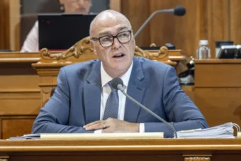 Verteidigungsminister Martin Pfister ruft Parlament auf, Waffenexporte zu lockern. Ziel: Stärkung der Sicherheitspartnerschaften und der Rüstungsindustrie. Er warnt vor Cyber-Risiken und NATO-Szenarien.