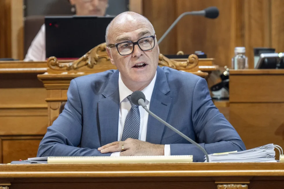 Verteidigungsminister Martin Pfister ruft Parlament auf, Waffenexporte zu lockern. Ziel: Stärkung der Sicherheitspartnerschaften und der Rüstungsindustrie. Er warnt vor Cyber-Risiken und NATO-Szenarien.