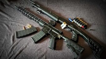Erfahren Sie, wie Sie den Waffenerwerbsschein (WES) in der Schweiz beantragen, welche strengen Kriterien gelten und warum die Zuverlässigkeitsprüfung so wichtig ist.