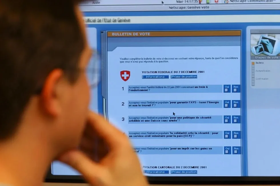 E-Voting Schweiz 2025: Pilotprojekte der Kantone, E2E-Sicherheit und die Rolle der FINMA-Standards. Analyse des Fahrplans für die digitale Stimmabgabe.
