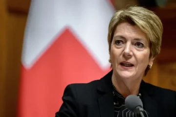 Die Schweizer Bundespr&auml;sidentin Karin Keller-Sutter hat ihren geliebten Bruder Walter &bdquo;Jesy&ldquo; Sutter im Alter von 75 Jahren verloren. Sie nimmt deshalb nicht an der IWF-Tagung in Washington teil.