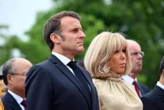 Brigitte Macron steht im Mittelpunkt eines Cybermobbing-Prozesses in Paris. Hinter der Figur „Zoé Sagan“ steckt Publizist Aurélien Poirson-Atlan, der gezielte Hasskampagnen führte.