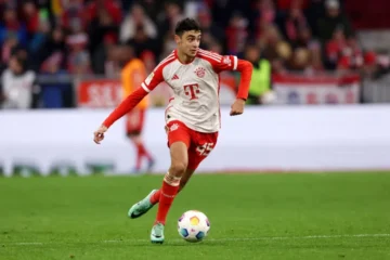 Manchester City zeigt Interesse an Bayern-Mittelfeldspieler Aleksandar Pavlović. Abl&ouml;se rund 45 Mio. Euro. Profil, Spielstil und Transferchancen im &Uuml;berblick.