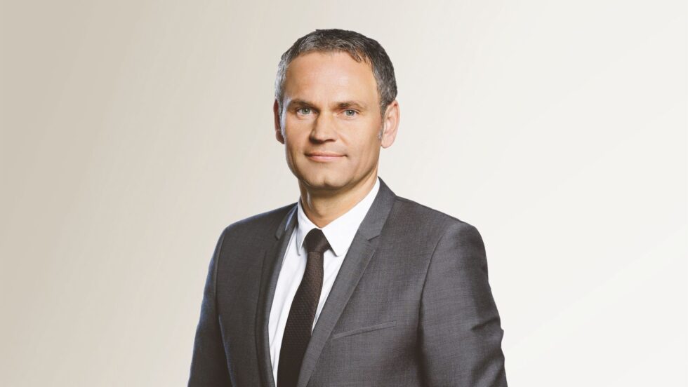 Oliver Blume verlässt Porsche als CEO, Michael Leiters soll Nachfolger werden. Doppelrolle endet, Gewinn- und EV-Herausforderungen bleiben.