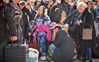 Aktuelle Zahlen zur Migration in die Schweiz. Analysieren Sie Integrationsprogramme, Herausforderungen bei Diplomanerkennung und die Rolle der EU-Zuwanderung.