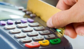 Der ultimative Guide, wie Sie Ihre Bankkarte im Ausland ohne Kommissionen nutzen. Vermeiden Sie DCC und erfahren Sie die besten Hacks für gebührenfreies Bezahlen auf Reisen.