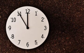 Am Sonntag, dem 26. Oktober 2025, beginnt die Winterzeit. Die Uhren werden um 3 Uhr nachts auf 2 Uhr zurückgestellt. Alle Infos, Eselsbrücken und der Stand der EU-Abschaffung.