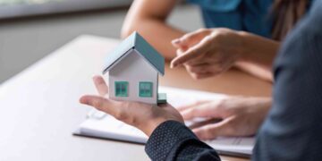 Prognose zur Wohnungsknappheit Schweiz 2025. Analyse der Mieten und Immobilienpreise in Zürich und Bern. Ursachen, Bauprojekte und Lösungsansätze.