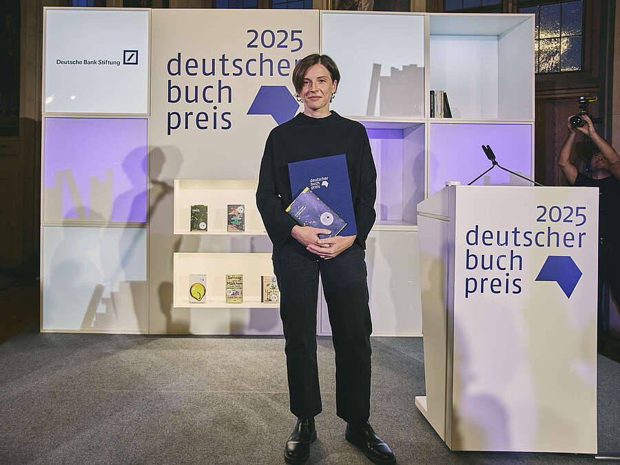 Die Schweizer Autorin Dorothee Elmiger wurde auf der Frankfurter Buchmesse 2025 mit dem Deutschen Buchpreis für ihren Roman „Die Holländerinnen“ geehrt.