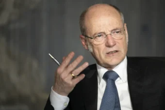 Ab dem 15. Mai 2025 wird die Hamas in der Schweiz für fünf Jahre verboten. Die Regierung reagiert auf den Angriff vom 7. Oktober 2023, um die Sicherheit zu gewährleisten und Terrorfinanzierung effektiver zu bekämpfen.