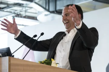 Laut dem aktuellen SRG-Wahlbarometer erreicht die rechtskonservative SVP mit 30,4% einen neuen H&ouml;chstwert. Das liberale Zentrum (FDP, GLP) verliert, w&auml;hrend die Linke stabilisiert. Analyse des &laquo;Rechtsrutsches&raquo; in der Schweiz.