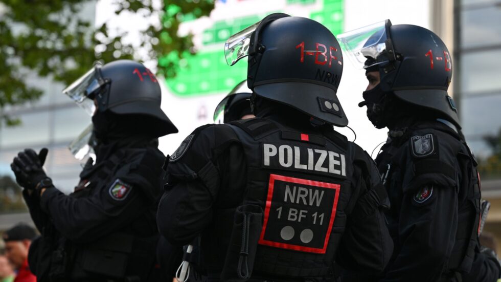 Der NDB-Lagebericht 2025 zur Sicherheitslage der Schweiz: Analyse von Spionage, Cyberangriffen und den neuen Strategien des Bundesrates zur Landesverteidigung.