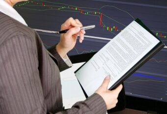 Digital Asset Reporting 2025: Alle Infos zu den neuen Offenlegungspflichten (DAC8, CARF). Was Anleger melden müssen und wie die Schweiz reagiert.