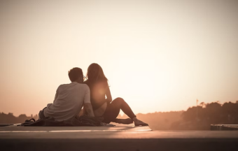 Sexuelles Glück erfordert Psychologie: 47% täuschen Orgasmus vor (Amorelie 2025). Erfahren Sie, wie Körperakzeptanz & ehrliche Kommunikation Ihre Liebe revolutioniert.