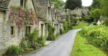 Bibury, das von Forbes 2025 gek&uuml;rte sch&ouml;nste Dorf der Welt, leidet unter 20.000 Touristen pro Wochenende. Erfahren Sie die Fakten zum Verkehrschaos und die besten Alternativen.