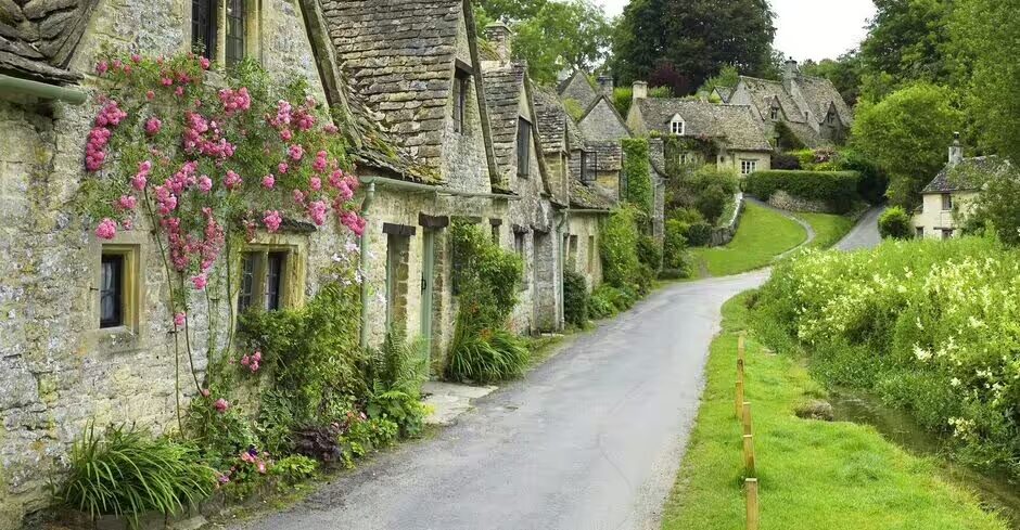 Bibury, das von Forbes 2025 gekürte schönste Dorf der Welt, leidet unter 20.000 Touristen pro Wochenende. Erfahren Sie die Fakten zum Verkehrschaos und die besten Alternativen.