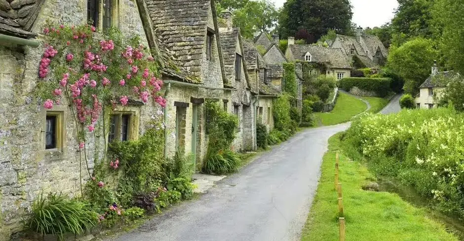 Bibury, das von Forbes 2025 gekürte schönste Dorf der Welt, leidet unter 20.000 Touristen pro Wochenende. Erfahren Sie die Fakten zum Verkehrschaos und die besten Alternativen.