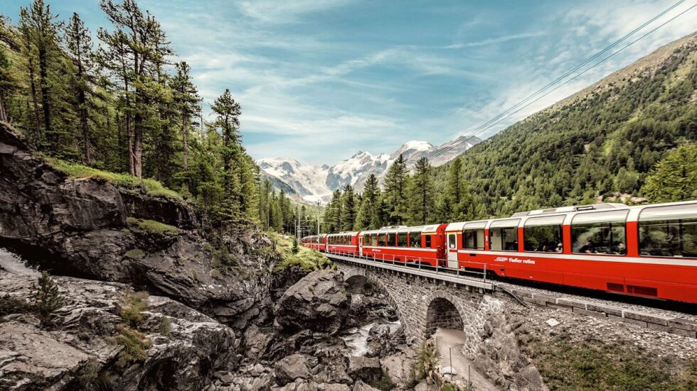 Panoramazüge der Schweiz: Erleben Sie den Glacier Express und Bernina Express mit allen Fakten zu Route, UNESCO-Viadukten und Preisen.