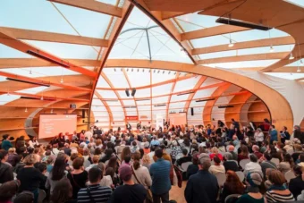 Frankfurter Buchmesse 2025 (15.–19. Oktober): Schweiz mit „OFF Bühne“, Haruki Murakami, Margaret Atwood, Peter Stamm und Martina Clavadetscher prägen das Programm internationaler Literaturstars.