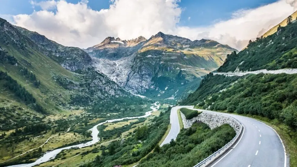 Alpenpässe: Entdecken Sie Gotthard, Simplon und Routen um Interlaken im Spätherbst. Letzte Chance für Motorrad- & Auto-Fahrten. Fakten, Tipps und Termine.