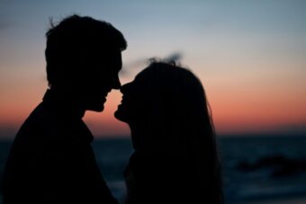 Sex Psychologie: Erfahren Sie, wie Oxytocin, Dopamin und emotionale Nähe Ihre Lust steuern. Praktische Tipps gegen Stress und mentale Barrieren für mehr Intimität.
