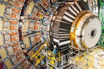 CERN plant neuen Super-Kollider (FCC) als LHC-Nachfolge. Alle Fakten zu 100-TeV-Energie, Bauphasen und der Suche nach Dunkler Materie.