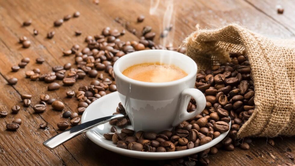 Kaffeemaschine kaufen: Sie suchen den besten Vollautomaten oder Siebträger? Wir geben Barista-Tipps zu Arabica, Mahlwerk und Preisen 2025 für Ihren Kaffeegenuss.