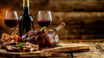 Martins-Ente: Erfahren Sie die 3 besten Schweizer Oma-Rezepte für den 11. November. Alle Geheimnisse für knusprige Haut, Apfelfüllung und die perfekte Rotwein-Sauce.