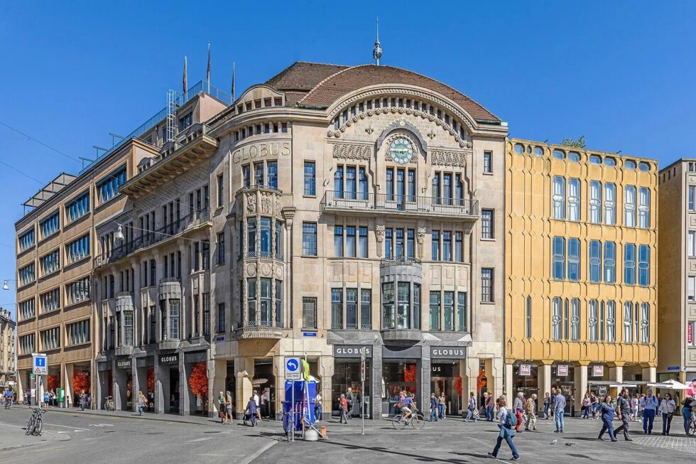 Nach 3 Jahren Umbau öffnet das Globus-Warenhaus in Basel mit 6000 qm Verkaufsfläche neu. Die Sanierung fand trotz der Signa-Pleite von René Benko statt.