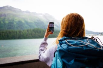 Der ultimative Guide für alle, die allein reisen wollen: Sicherheitstipps, die besten Reiseziele für 2025, und wie man die Einsamkeit besiegt.