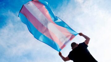 Das Schweizer Parlament diskutiert ein Verbot von Geschlechtsoperationen bei Minderjährigen. Die Debatte löste Natalie Rickli von der SVP aus.