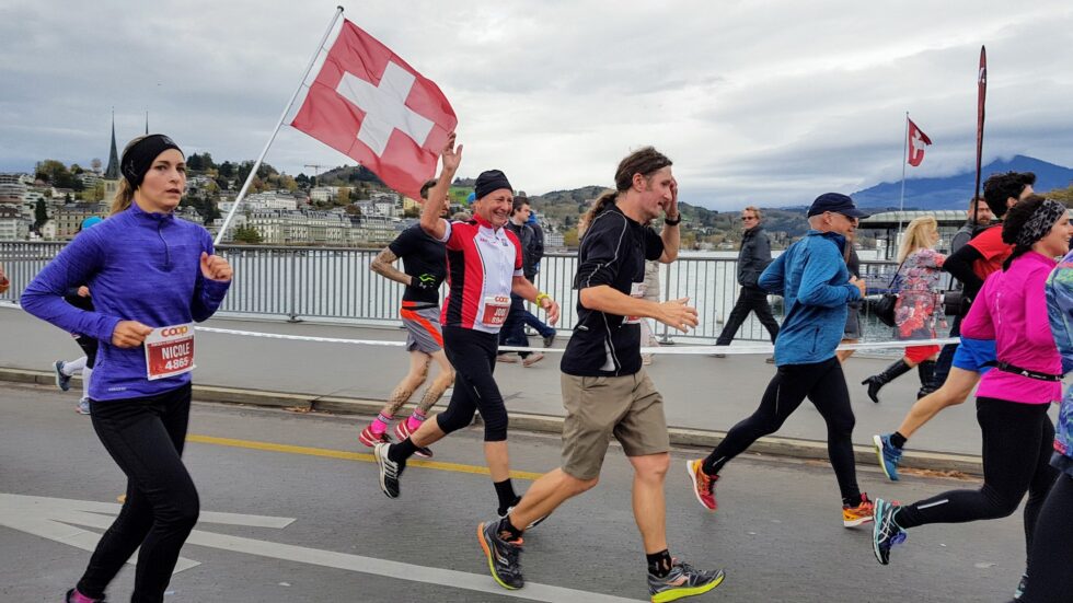 SwissCityMarathon 2025: Alle Infos zum Lauf-Highlight am 26.10.25 in Luzern. Neue Marathon-Strecke (Alpnachstad), Startzeiten, Rekorde, Teams, Live-Stream & Tipps für Läufer.