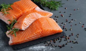 Erfahren Sie, wie Sie frischen Lachs erkennen, warum Tiefk&uuml;hlware problematisch ist und wie Sie ihn zu Hause richtig einlegen &ndash; mit Rezepten und Einkaufstipps f&uuml;r Z&uuml;rich.