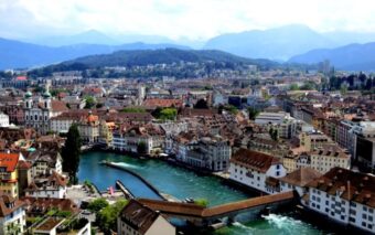 Planen Sie Ihre Wanderung Schweiz Herbst 2025! Die schönsten Routen in Luzern, Arosa und der Jungfrau Region. Expertentipps für Seereisen und die beste Ausrüstung.