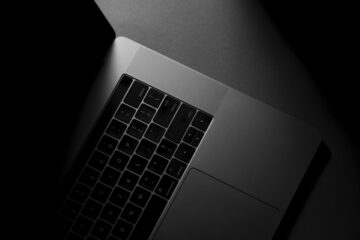 Apple liefert das neue MacBook Pro M5 in der EU ohne Netzteil aus. Experten kritisieren die Entscheidung – sie ist rechtlich nicht nötig, aber strategisch kalkuliert.