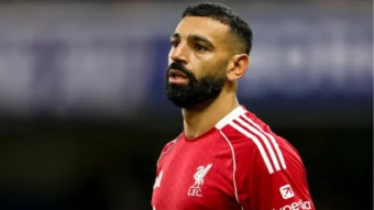 Die mangelnde Rückwärtsbewegung von Mohamed Salah wird für Liverpool, besonders gegen Top-Gegner, zur Belastung. Experte analysiert, wie Arne Slots Taktik die rechte Abwehrseite entblößt und zu Kontrollverlust führt.
