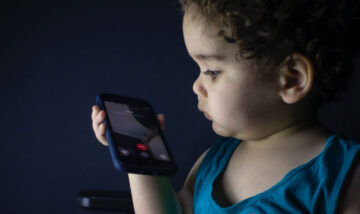 Smartphones sicher für Kinder einstellen: Nutzen Sie Kindersicherung, Family Link und Screen Time. Schützen Sie Ihr Kind vor digitalen Risiken.