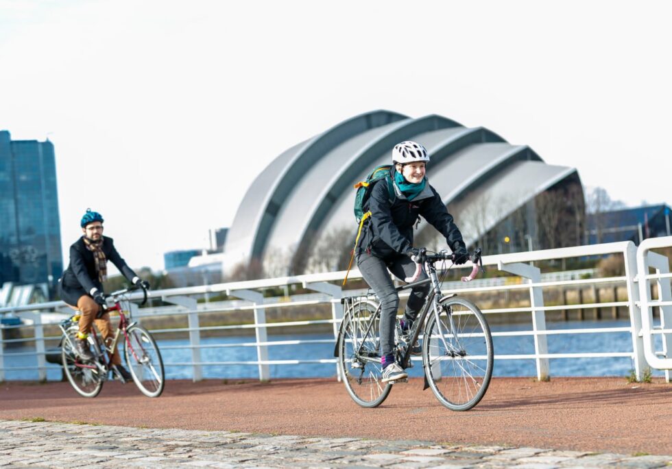 Alle Infos zu den Nachhaltige Mobilitätsgesetzen 2025. Neue Regeln für E-Scooter, E-Bikes, und der Ausbau der Rad-Infrastruktur. Fokus auf Schweiz und Urbanität.