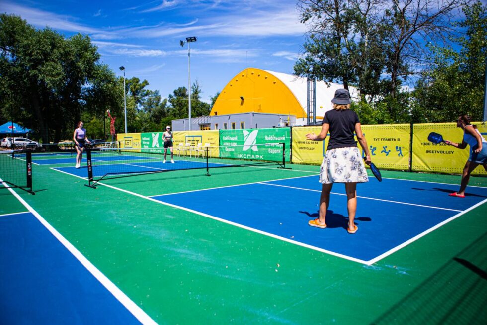 Der Pickleball-Guide für Anfänger in der Schweiz: Wo Sie in Zürich, Basel und Genf spielen und wie Sie mit minimalen Kosten starten.